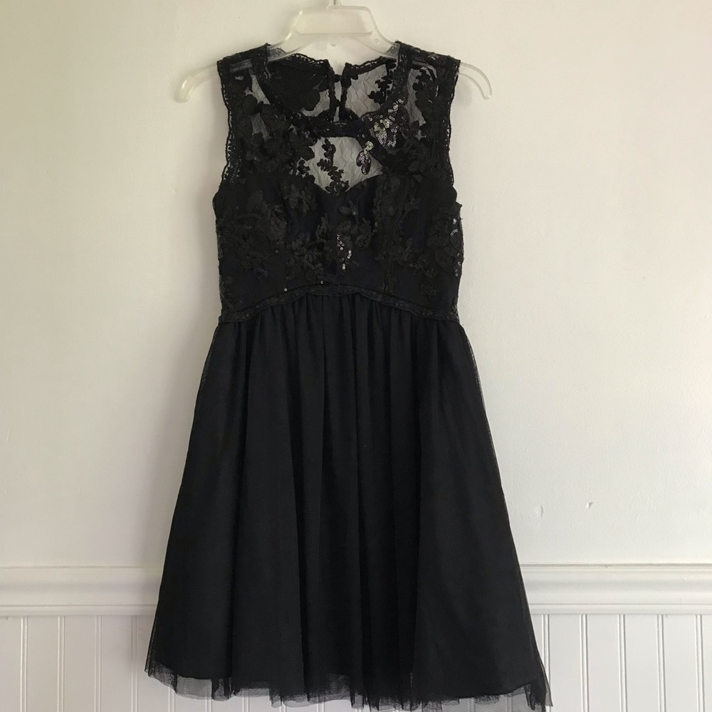 Beautiful black flowy sequin event dress ♥️